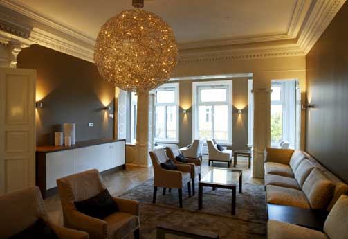 GOD PLASS: Stue i Regjeringens representasjonsbolig i Riddervoldsgate. 2. Lampen er av utenlandsk opprinnelse.