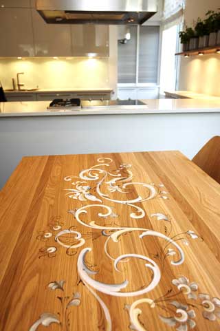 BLANDER GAMMELT OG NYTT: Rosemalt moderne spisebord i kjøkkenet i representasjonsdelen.