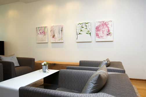 KUNST PÅ VEGGENE: Fire av i alt ni oljemalerier på lerret med tittelen
