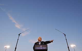 M� H�YERE: John McCain driver intens valgkamp, som her, i en tale fra Durango, Colorado i g�r.