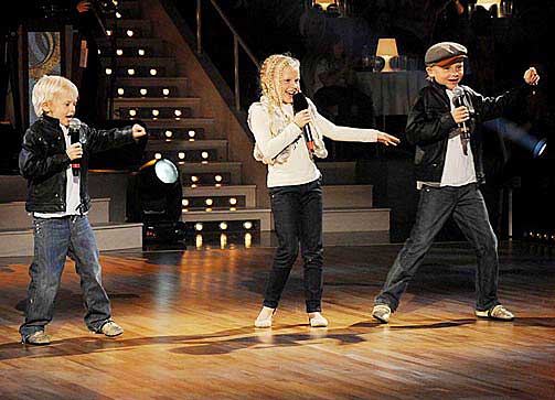 SANG FOR PUBLIKUM: Isak (6), Dorthea (8) og Johan (9) opptr�dte med l�ten �Mercy� av Duffy.