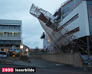STILLAS BL�STE OVER ENDE: Det ble storutrykning til �bilbyen� p� Ensj� i Oslo da et stillas ble tatt av vinden i g�r ettermiddag.