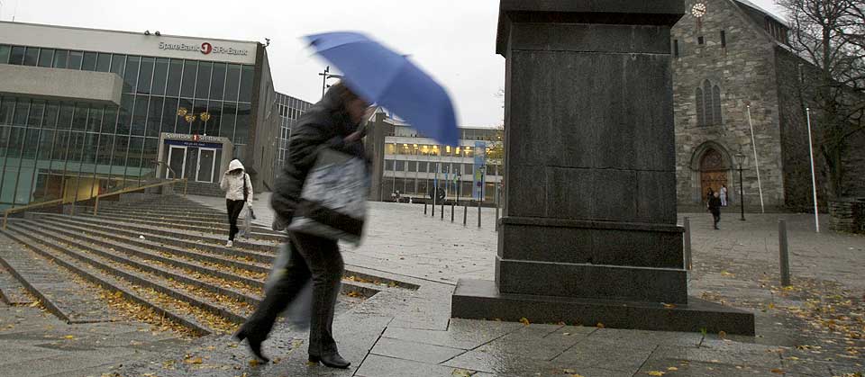 SIDDIS I REGN: Ogs� Stavanger er hardt rammet av uv�ret. Her fra oljebyens sentrum i g�r ettermiddag.