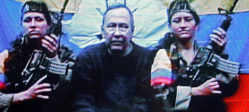 BLE VIST FRAM I 2005: Den tidligere kongressmannen Oscar Lizcano ble i dag reddet fra FARC-geriljaen. Bildet stammer fra en skrytevideo FARC sendte ut i 2005.