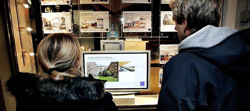 FRYKTER NY BOLIGBOBLE: De fleste finansanalytikerne tror at Norges Bank kommer til � sette ned sin styringsrente p� onsdag, og at en ytterligere nedgang vil fortsette til ut p� ny�ret. Enkelte �konomer frykter derimot at en for lav rente, vil f�re til kunstig h�y �kning i boligprisene.