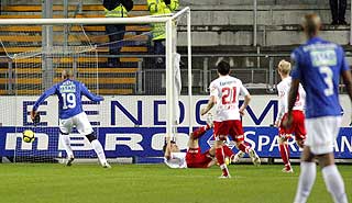 VIKTIG BRIKKE: José Mota setter inn 1-0, hans ellevte Tippeligamål. Bare Daniel Nannskog og Johan Andersson har flere.
