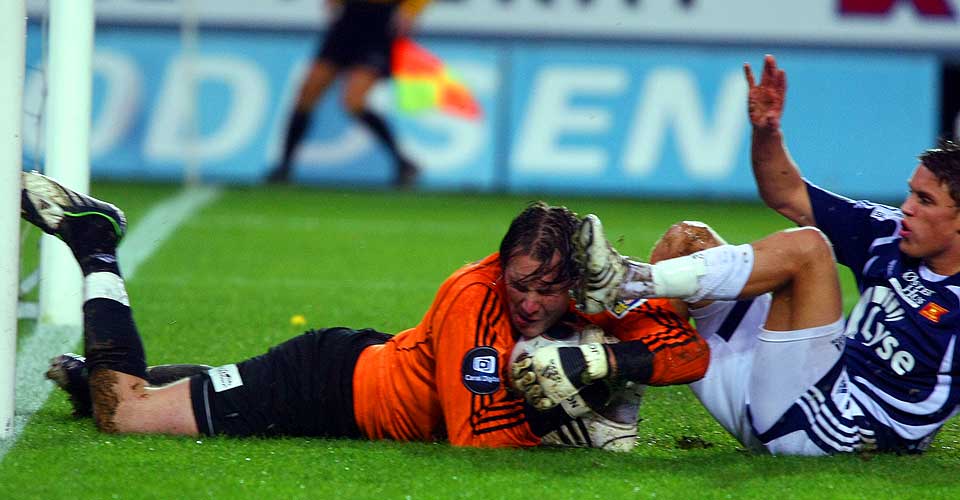 IKKE KORT:Denne tacklingen fra Tommy H�iland ti minutter f�r slutt ga ingen anmerkning i dommerens bok. HamKams Jan Michalsen reaksjon f�rte til utvisning og en helsvart aften for HamKam p� Stavanger Stadion.