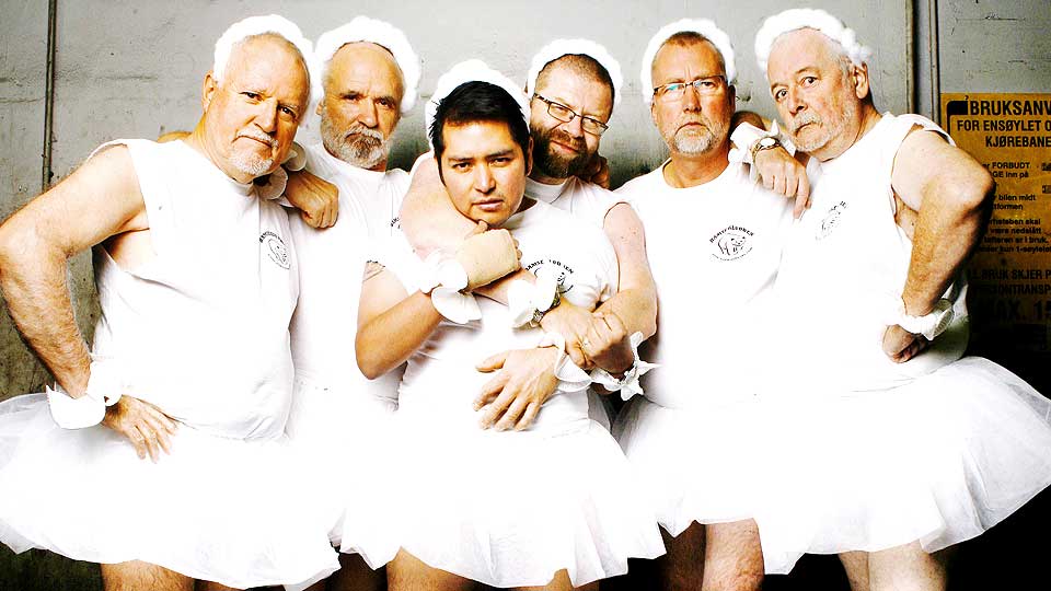BAMSEBALLETTEN: Harry Cleven, John Earheart, Leon Espinosa, B�rre Huseby, Roar Vestg�rd og Jon S�rum liker � leke med det feminine. Men vil gjerne se mest mulig r�ff ut.