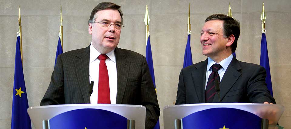 SNART ENDA BEDRE VENNER? Island og statsminister Geir Haarde vender blikket mot EU og kommisjonens president  Jose Manuel Barroso. Finanskrisen har f�tt mange islendinger til � revurdere sin holdning til EU-medlemsskap.