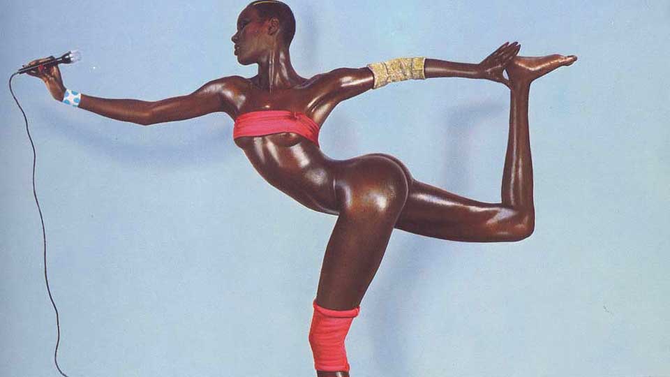 ET IKON: Grace Jones spilte uhemmet p� sex og kropp, men ikke p� en myk innbydende m�te. I stedet for � bukte seg p� golvet, framst�r hun som en h�yreist statue: Hard, glinsende, kantete, m�rk.