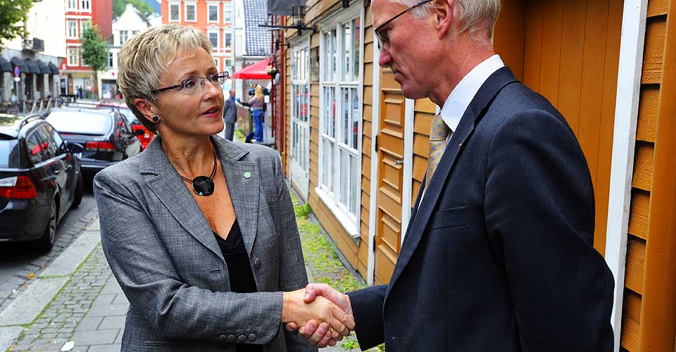 EN H�NDSSTREKNING:Navarsete og regjeringen kj�per tjenester for 125 millioner av Olav fjell og Hurtigruta.