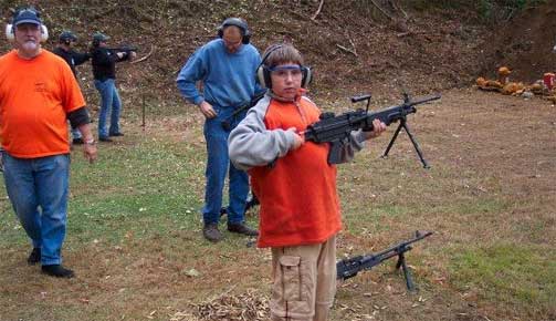 GRATIS FOR BARN: Bildet er fra et tidligere automatv�penshow i COP Firearms regi. P� skytedagene kan alle pr�ve maskinpistoler p� full auto.