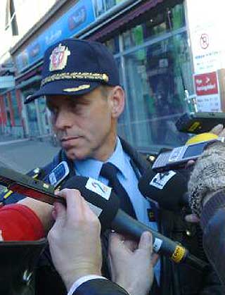 JAKTER P� GJERNINGSMENN: Innsatsleder i Oslopolitiet, Rune Insteb�. Gjerningsmennene forsvant fra stedet i en lysegr� bil.