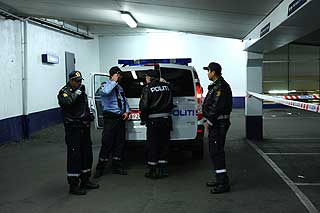 P�GREPET: Gjerningsmannen, som skal v�re av afrikansk opprinnelse, ble p�grepet i Storgata. Da hadde den sv�rt forstyrrede mannen knivstukket tre tilfeldige ofre i Oslo sentrum.