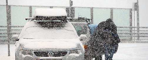 SN�KAOS: �rets f�rste sn�fall p� �stlandet skapte kaos i trafikken i morgentimene i dag.