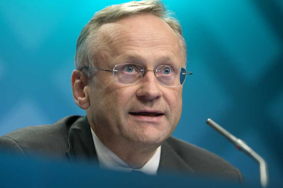NED, NED: Sentralbanksjef Svein Gjedrem tror at l�ntakerne kan f� store rentelettelser, b�de ved at styringsrenta som Norges Bank fastsetter settes ned, men ogs� at pengemarkedsrenta skal markant ned.
