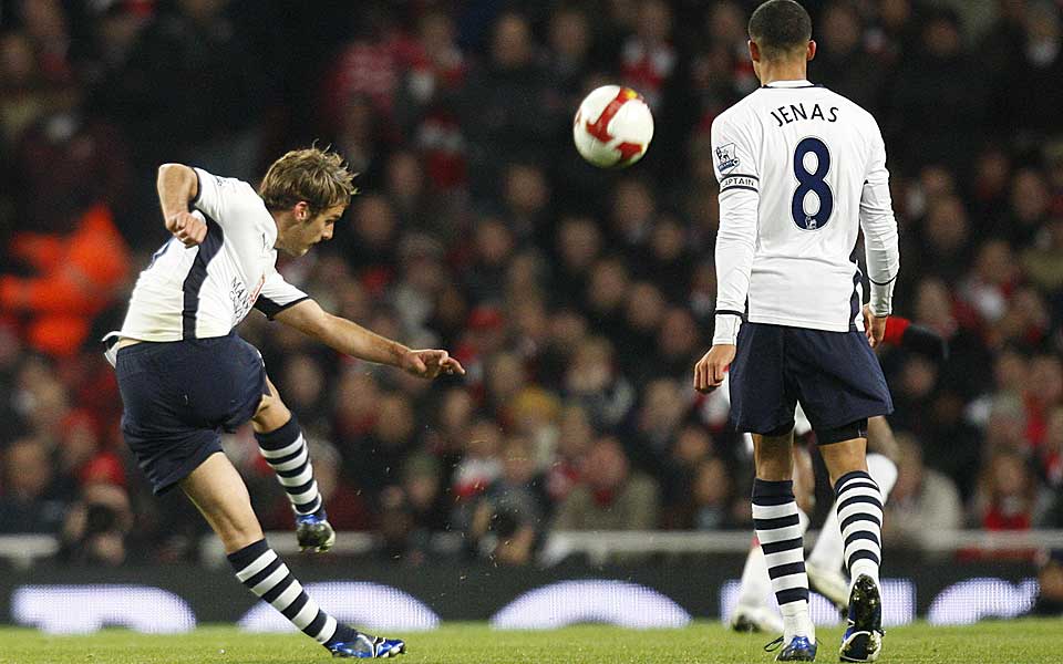 DR�MMEM�L: Tottenhams David Bentley s�rget for noe helt spesielt da han banket ballen i m�l fra 35-40 meter under kveldens kamp mot erkerival Arsenal.