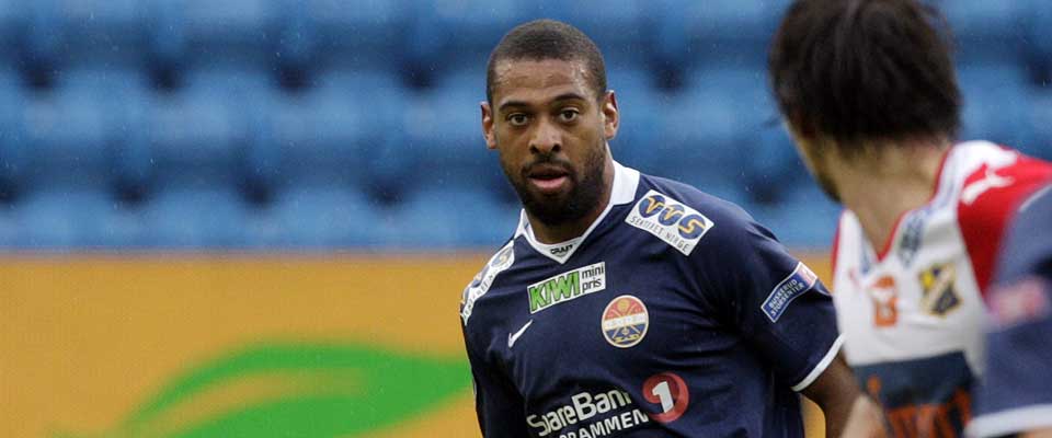 UNFAIR PLAY: David Nielsen innr�mmer � g� p� banen for � tape en kamp mot FC K�benhavn i 2004.