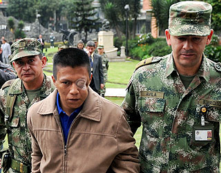  MILLINDUS�R:  Denne FARC-desert�ren, Wilson Bueno Largo, er lovet 3,2 millioner kroner i dus�r etter at han sist helg hjalp den kidnappede kongressmannen Oscar Lizcano ut av Colombia jungel etter �tte �rs fangenskap.