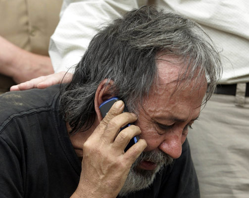  RINGTE HJEM:  Oscar Lizcano f�r l�ne en mobiltelefon og ringer hjem rett etter at han ble befridd fra �tte �rs FARC-fangenskap s�ndag.