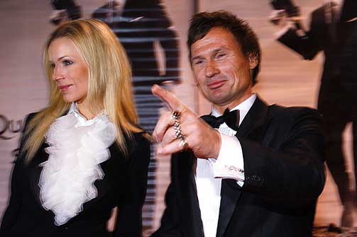 BOND-FAN:  Petter Stordalen og kj�resten Gunhild Melhus fant veien opp den r�de l�peren utenfor Colosseum kino i kveld.