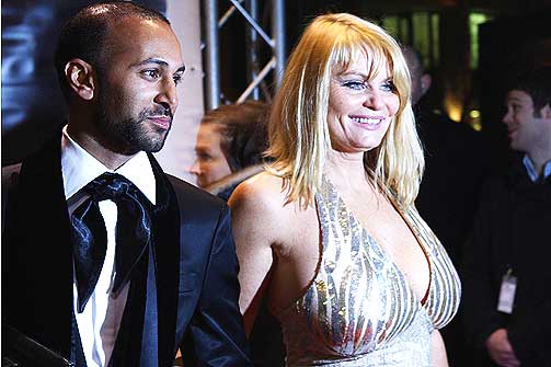 P� VIFT: Mia Gundersen og ektemannen Marcel Lelienhof p� plass p� Bond-premiere.
