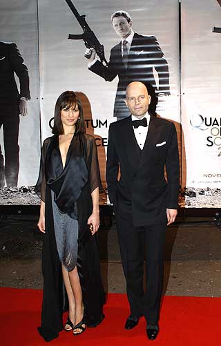 REGISS�REN:  Regiss�ren Marc Forster var ogs� tilstede i kveld. Her sammen med den kvinnelige hovedreolleinnnhaveren Olga Kurylenko.