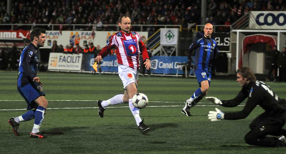 LEGGER OPP: Sigurd Rushfeldt var sv�rt sulten p� scoring i sin siste kamp for Troms�, men han kom ikke n�rmere enn dette.