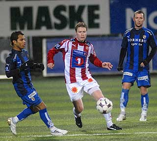 INGEN STOR DAG: Alanzinho, Veigar Pall Gunnarsson og Stab�k var ikke helt i toppslag i kveld, men m�tte ogs� et godt TIL-mannskap.