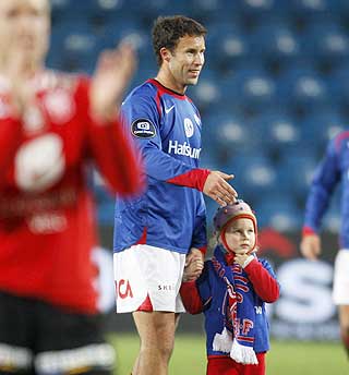 HYLLET: Ronny Johnsen fikk fortjent oppmerksomhet i sitt farvel med norsk toppfotball.
