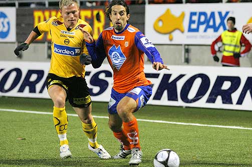 BLE MOBBET: Bj�rn Helge Riise fikk et lite hyggelig gjensyn med Aalesund.