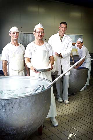 IKKE S� MUGNE: Gutta p� meieriet Latteria Sociale di Cameri utenfor Cameri i Piemonte m� v�re b�de sterke, vare og n�re n�r de skal f�lge osten fra tankene til de store fatene, sengene og deretter til formene.