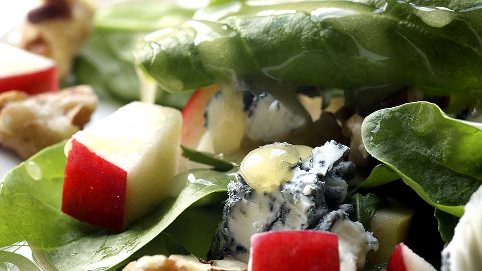 EKSTREM FORVANDLING: Utvalget av salater med gorgonzola er nesten uendelig i Italia. Salat med eple, spinat, valn�tt og gorgonzola er en av dem.