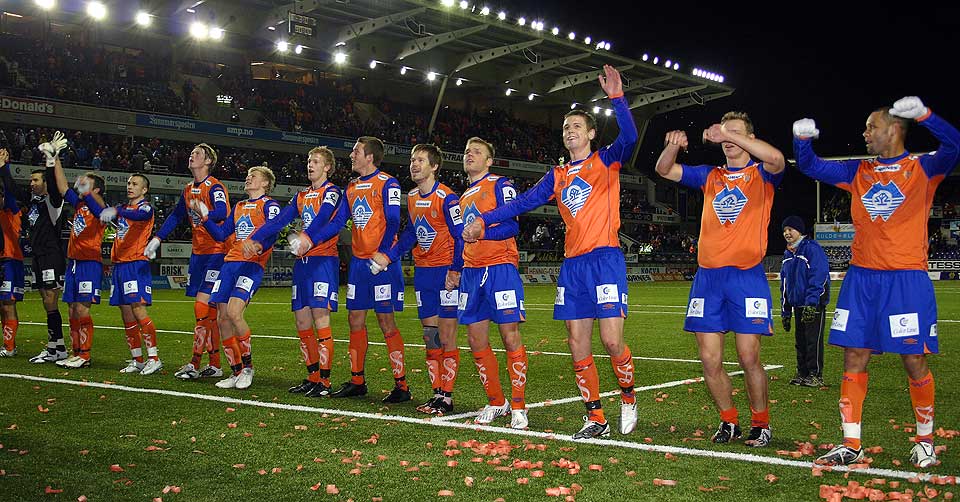 IKKE HELT FERDIG: Aalesund-spillerne jublet for seieren over Lillestr�m i g�r, men fortsatt gjenst�r to kamper mot Sogndal f�r neste �rs toppfotball er sikret.