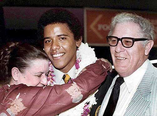 GODE VENNER: Barack Obama tilbragte det meste av high school-tida hos besteforeldrene p� Hawaii.