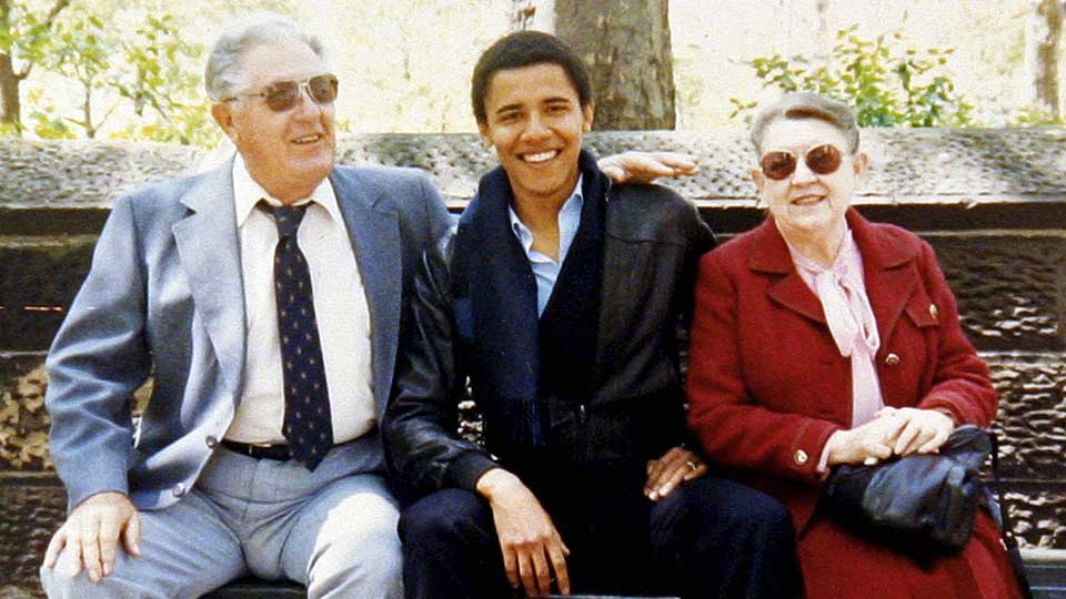 Elleve dager f�r det viktige amerikanske presidentvalget - som n� er bare en dag unna - forlot Barack Obama valgkampen for � bes�ke sin d�ende bestemor p� sykehuset i Hawaii. Fra h�yre: Bestefar Stanley Dunham, Barack Obama og avd�de Madelyn Dunham.