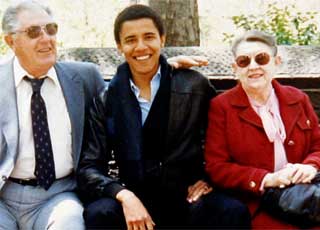 BES�K I OKTOBER: Elleve dager f�r det viktige amerikanske presidentvalget - som n� er bare en dag unna - forlot Barack Obama valgkampen for � bes�ke sin d�ende bestemor p� sykehuset i Hawaii. Fra h�yre: Bestefar Stanley Dunham, Barack Obama og avd�de Madelyn Dunham. Over er et arkivbilde.