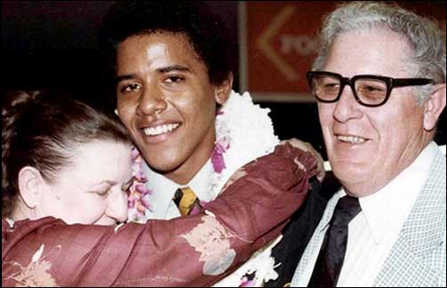 GODE VENNER: Barack Obama tilbragte det meste av high school-tida hos besteforeldrene p� Hawaii.