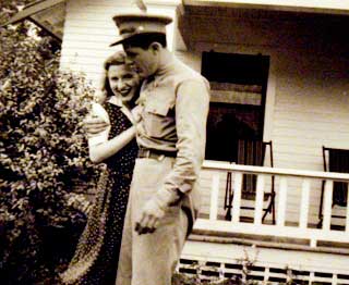 SAMMEN UNDER KRIGEN: Besteforeldrene Stanley and Madelyn Dunham under andre verdenskrig.