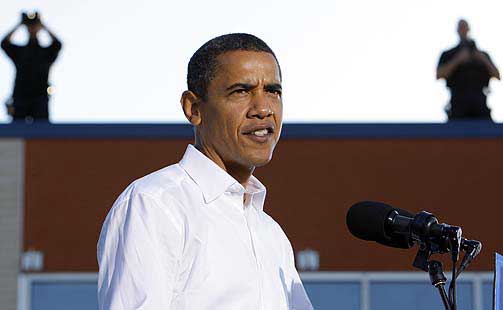 GODT BEVOKTET: Ikke uventet er Barack Obama godt bevoktet n�r han beveger seg rundt landet p� valgm�ter. I natt beskyttes han uvanlig godt, podiet der han skal st� og holde tale n�r valgresultatet er klart, er delvis omgitt av h�yt skuddsikkert glass.