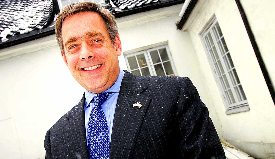SVARER DEG: USAs ambassad�r i Norge, Benson K. Whitney.