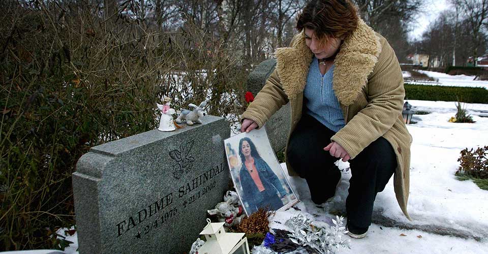  21. januar 2002 ble Fadime Sahindal drept. Her er s�steren Song�l ved graven hennes.