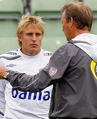 IKKE HEELT D�D: Dragen klamrer seg imidlertid fortsatt fast p� landslagets treningsdress.