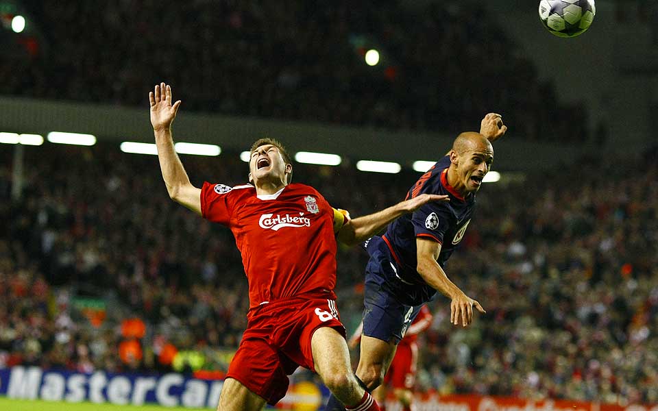 STRAFFE?: Steven Gerrard har trolig opplevd verre overfall enn sammenst�tet med Mariano Pernia tre minutter p� overtid. Svenske Martin Hansson pekte like fullt p� straffemerket.