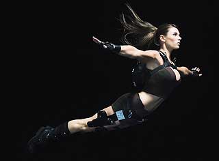 H�YTFLYVENDE: Allison Carroll (23) som Lara Croft i det offisielle promomaterialet for det nye spillet.