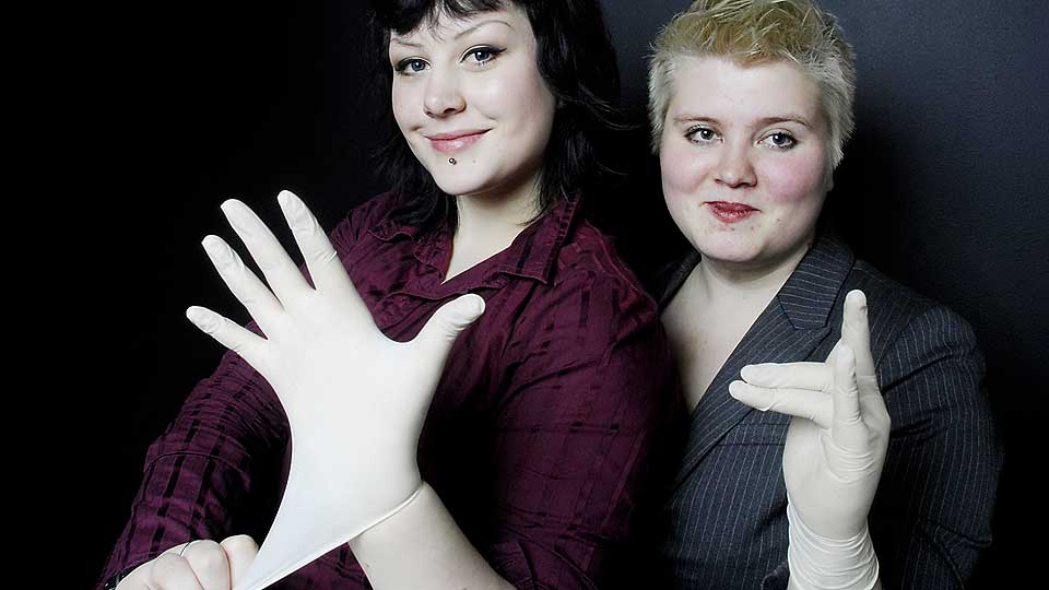 DEN SOM ER MED P� LEKEN: M� ikke n�dvendigvis t�le steken. Ida og Maren tipser ogs� lesbiske jenter om hvordan de kan beskytte seg mot kj�nnssykdommer. Hansker, for eksempel, fungerer som kondom.