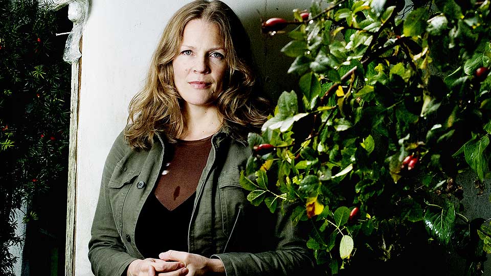 OPPS�KTE KRIG: �sne Seierstad (38) var 24 �r gammel og veide for og mot � dra til krigen i Tsjetsjenia. Hun visste at det kunne v�re et valg p� liv og d�d.