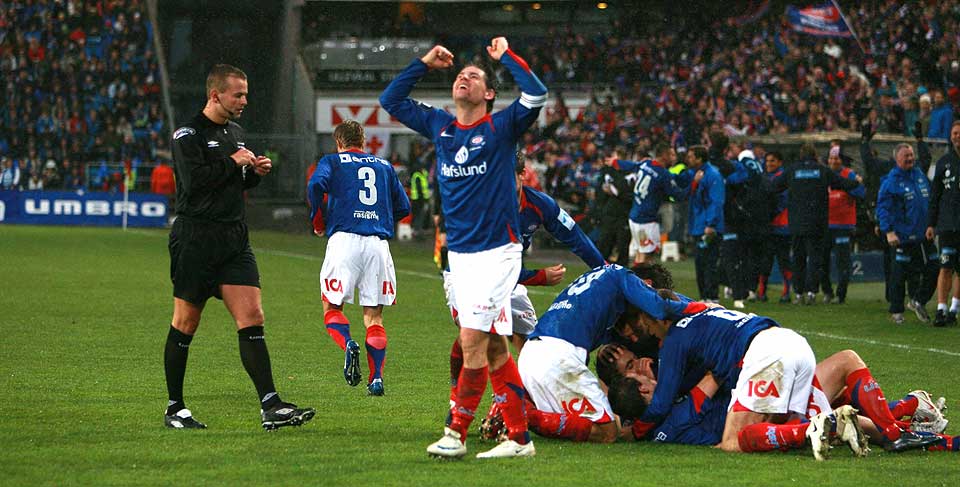 SCORET TO: Daniel Fredheim Holm noterte seg for to m�l. Det samme gjorde Moa. Til slutt vant V�lerenga 4-1 over seriemester Stab�k.