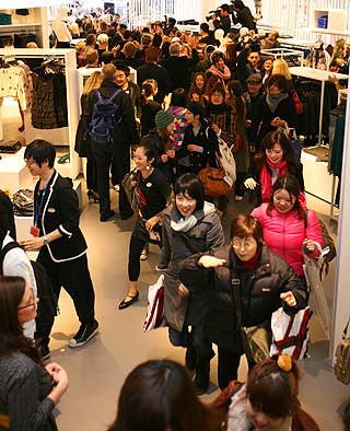 POPULÆRT: Billige Comme des Garcons-klær ville ikke disse japanerne gå glipp av. Rundt 2000 skal ha stått i kø før butikken åpnet.