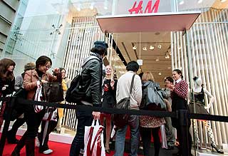 NYTT FOR JAPANERNE: Comme des Garcons-klærne ble lagt ut for salg i den foreløpig siste av to H&M-butikker i Tokyo. Kjeden har bare vært i storbyen siden september.